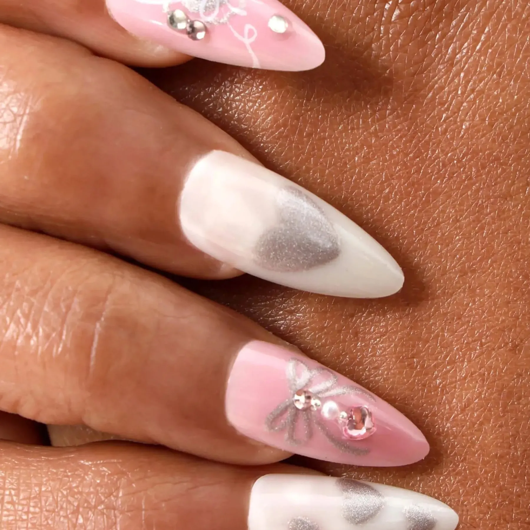 Hot Press-On Nails Hearts of Pearls Künstliche Nägel